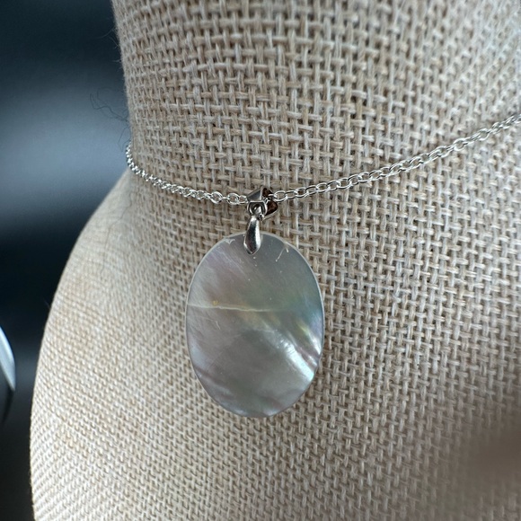 Oval Cameo Shell Pendant Woman Carving on Silver Chain - Picture 10 of 16